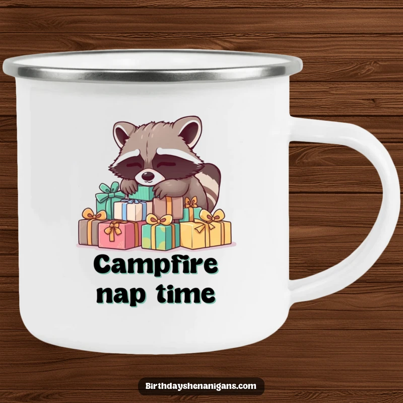 Funny Raccoon Camping Mug: A sleepy raccoon on presents enjoys the outdoors, perfect for cozy coffee, a funny gift.